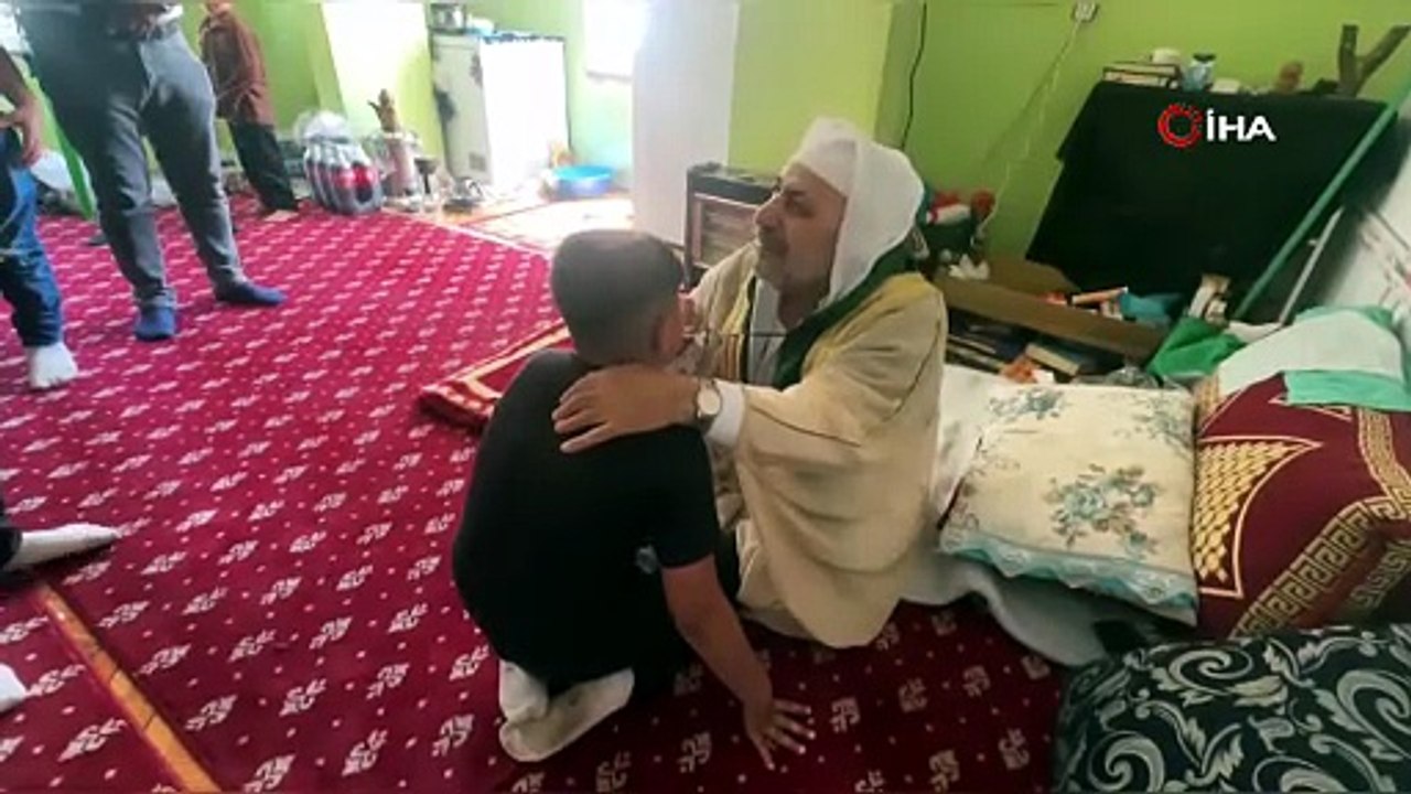 Ağza Anahtar Koyup Şifa Dağıttığını Öne Sürdü!