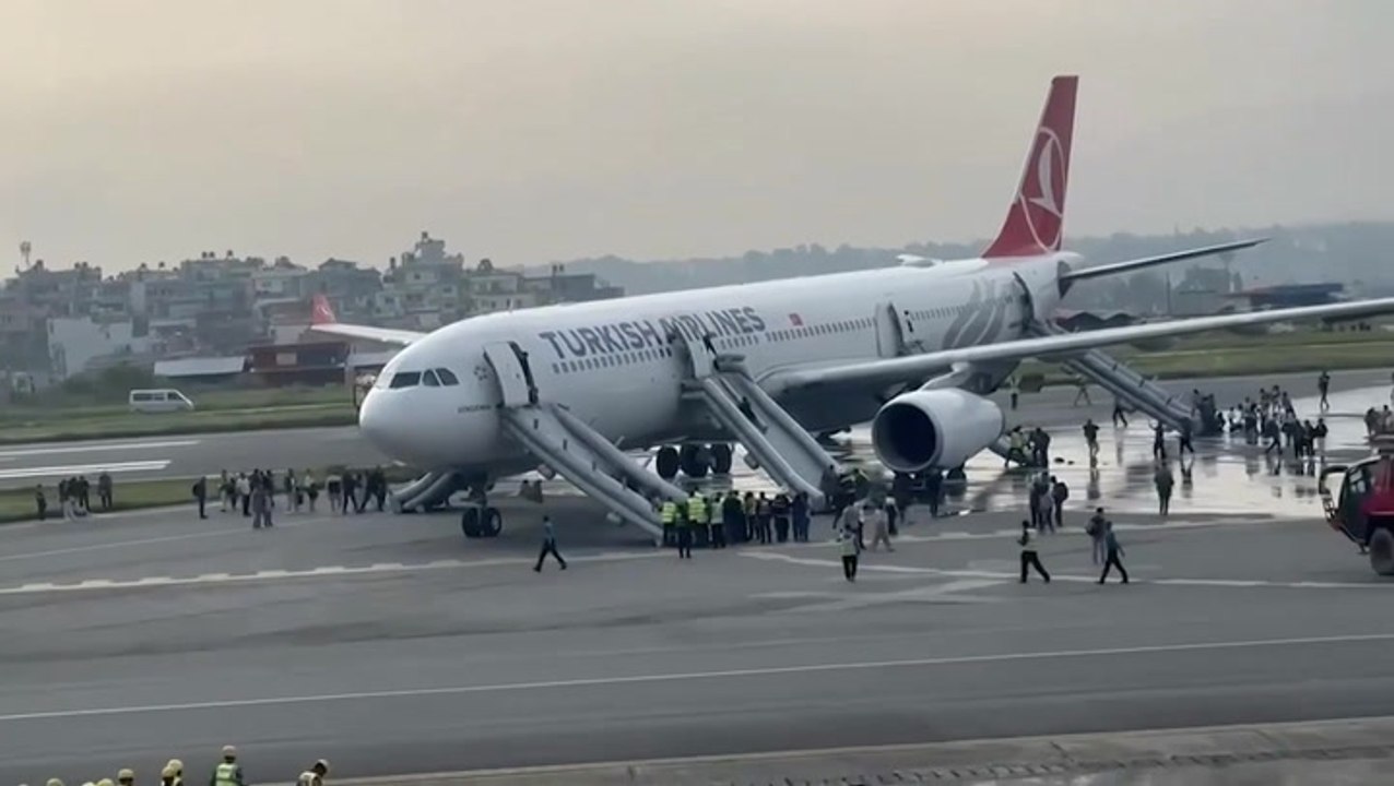 Turkish Airlines passengers evacuate on emergen...