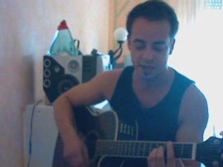 Il tape sur des bambous