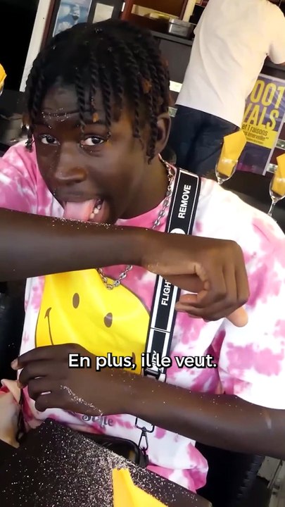 Il me deshabille en pleine rue !
