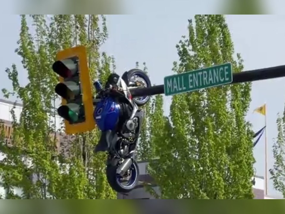 Nach Unfall: Motorrad baumelt an Ampel