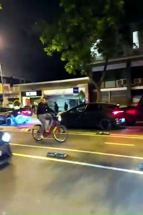 Il Barcellona vince la Liga: Olmo, Pedri e Garcia girano la città in bici