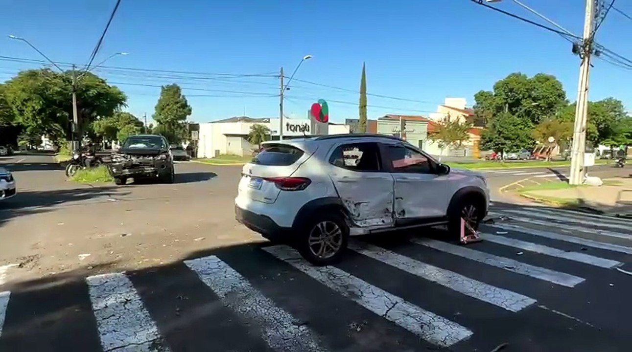 Motorista de aplicativo fica ferido após colisão entre SW4 e Pulse em Umuarama
