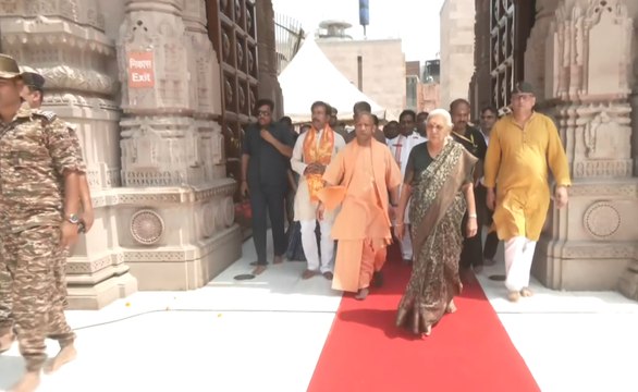 JP Governor Anandiben, CM Yogi Offer Prayers at Kashi Vishwanath Temple