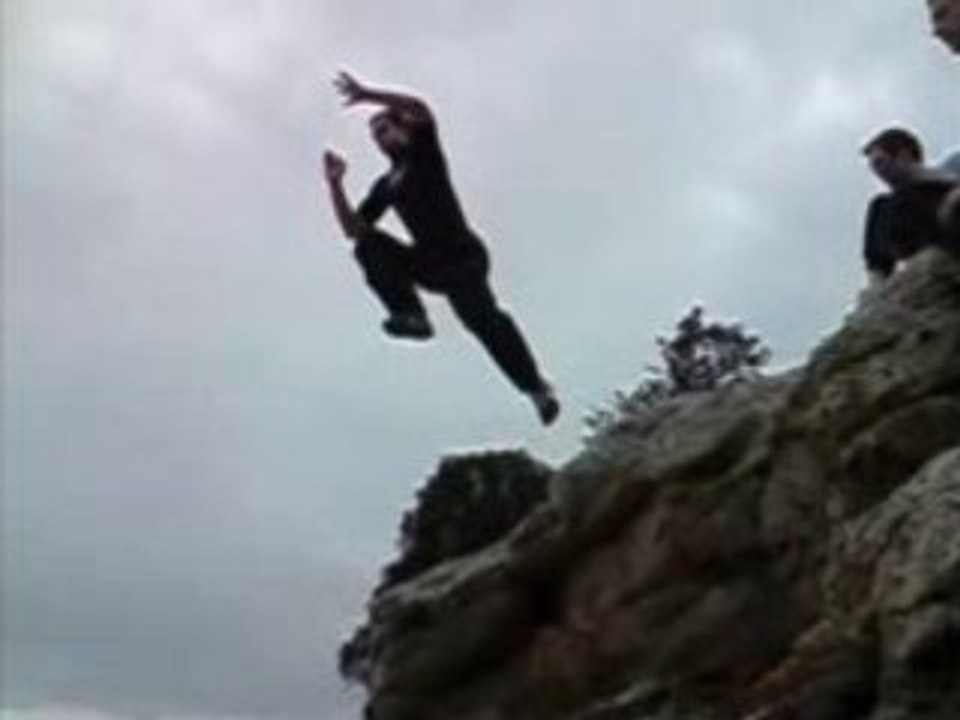 Parkour à la plage: les yamakasiens (yamakasis, cascadeurs)