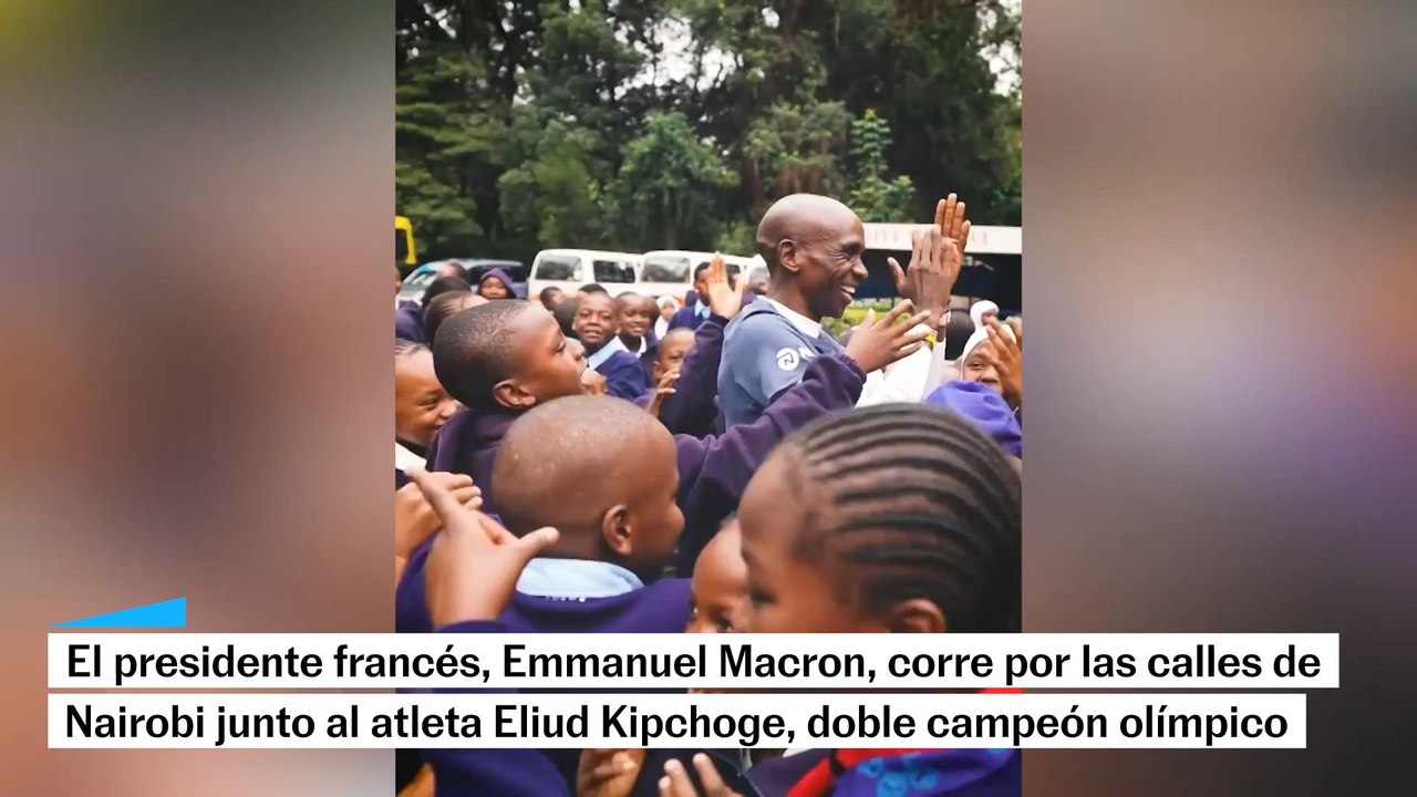 El presidente francés, Emmanuel Macron, corre por las calles de Nairobi junto al atleta keniano Eliud Kipchoge