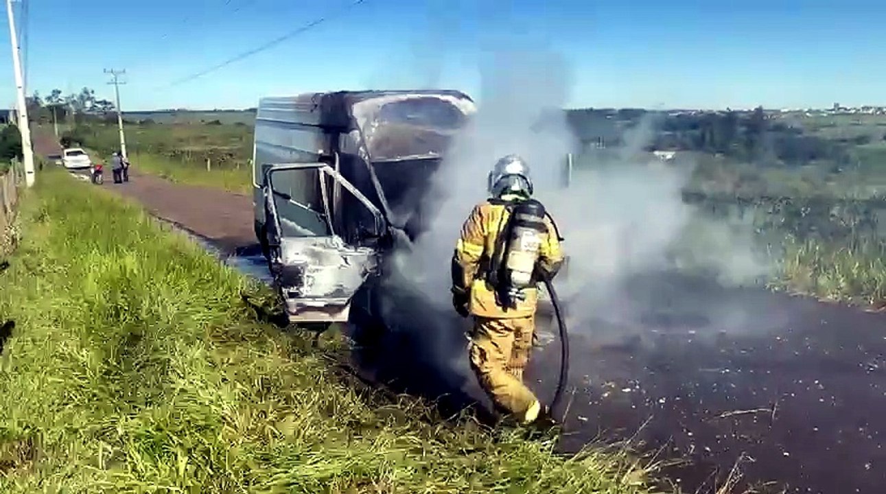 Van usada para entrega de marmitas é destruída pelo fogo em Umuarama
