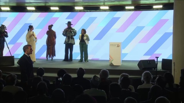 Emmanuel Macron snaps at crowd during Africa summit