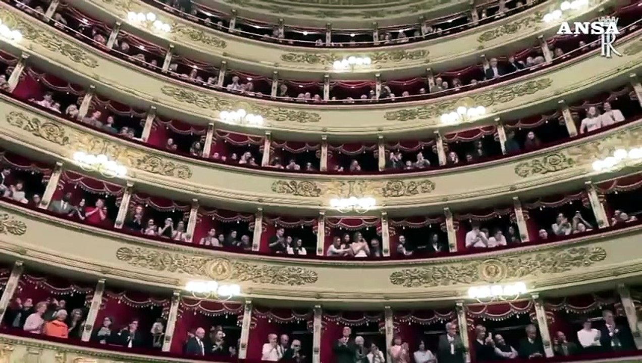 Milano, ovazione per Mattarella al suo ingresso alla Scala