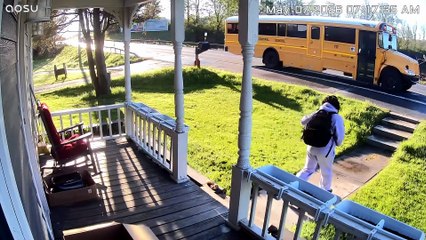 Un ado recule à temps, échappe à un accident de bus scolaire dans l’État de New York