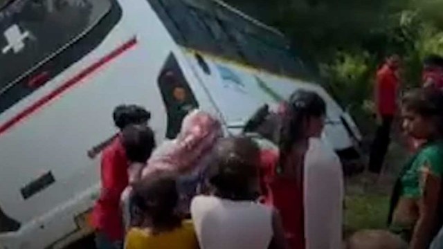 खाई में गिरी तेज रफ्तार बस, यात्रियों की ऐसे बची जान