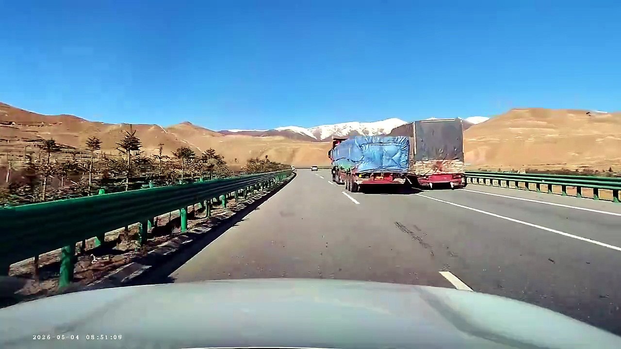 Un camion bloque un dépassement et évite un accident en Chine