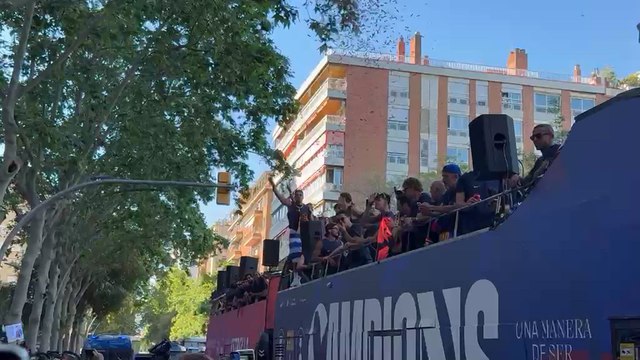Afición del Barça y jugadores se acuerdan del RCD Espanyol durante la celebración