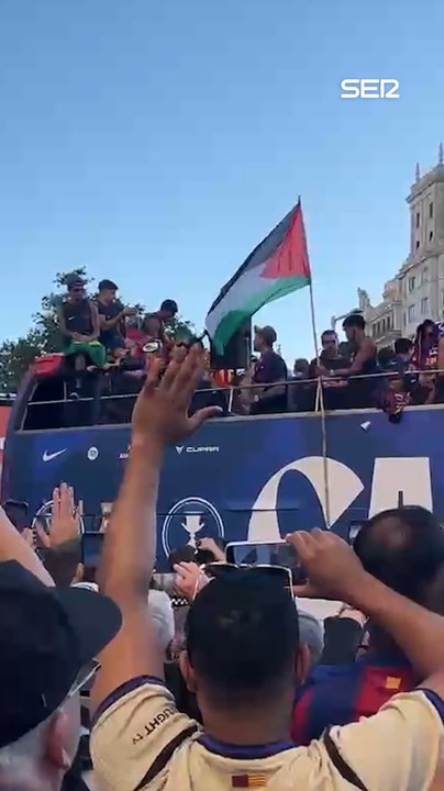 Lamine Yamal celebra la Liga del Barça con una bandera Palestina