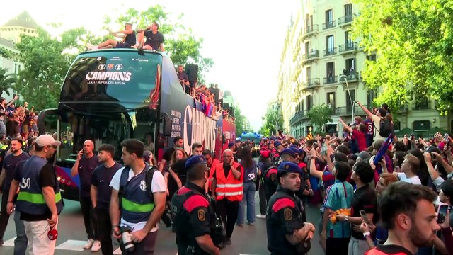 El Barça campeón se da un baño de masas en Barcelona en la rúa de Liga y Supercopa