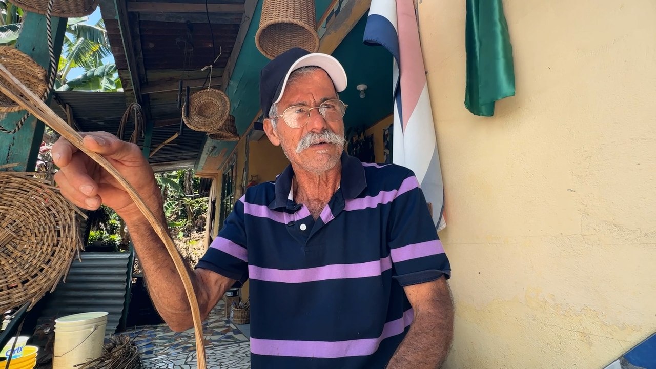 mqn-juan-lleva-40-anos-tejiendo-bejuco-con-manos-y-pies-y-su-casa-entera-cuenta-su-historia-080526