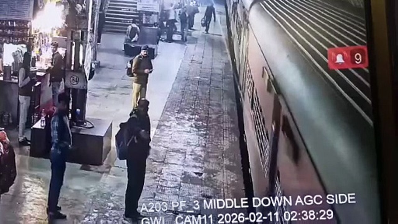 ग्वालियर स्टेशन चलती ट्रेन के नीचे जाने ही वाला था युवक, RPF जवान ने ऐसे बचाई जान