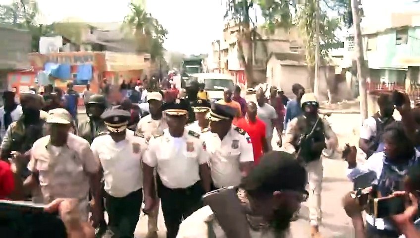 Direktè depatman lwès la Jacques Ader vizite kafou ayopò epi delmas 17 ak 19.