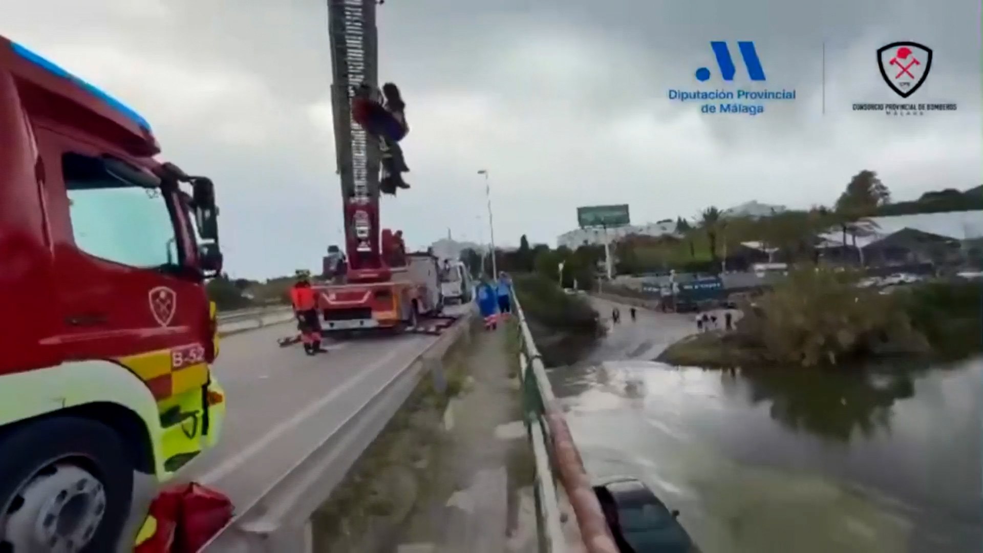 Los bomberos de Estepona han rescatado este martes a una mujer que hab�a quedado atrapada en su veh�culo al intentar cruzar el cauce del r�o Guadalmansa, una zona especialmente peligrosa en episodios de lluvias intensas. El incidente se produjo cuando el nivel del agua aument� de forma repentina, alcanzando la altura de las ruedas del coche e impidiendo que la conductora pudiera continuar la marcha o salir por sus propios medios.

Ante la situaci�n de riesgo, se activ� un operativo de emergencia en el que fue necesaria la intervenci�n de una gr�a especializada. A su llegada, los efectivos comprobaron que la fuerza de la corriente hac�a inviable cualquier maniobra convencional. Por ello, los bomberos utilizaron un cable elevador para asegurar el veh�culo y proceder al rescate de la mujer de forma controlada y segura.

Gracias a la r�pida actuaci�n de los servicios de emergencia, la conductora pudo ser puesta a salvo sin sufrir da�os personales, evitando as� consecuencias mayores. Desde el cuerpo de bomberos se insiste en la importancia de no intentar cruzar r�os o arroyos cuando presentan un caudal elevado, ya que el agua puede aumentar de nivel en cuesti�n de minutos.

Este suceso vuelve a poner de manifiesto los riesgos de circular por zonas inundables y la necesidad de extremar la precauci�n durante temporales de lluvia en la Costa del Sol.
