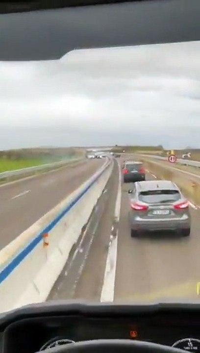 Un commando armé attaque et fait exploser un fourgon blindé sur l'autoroute