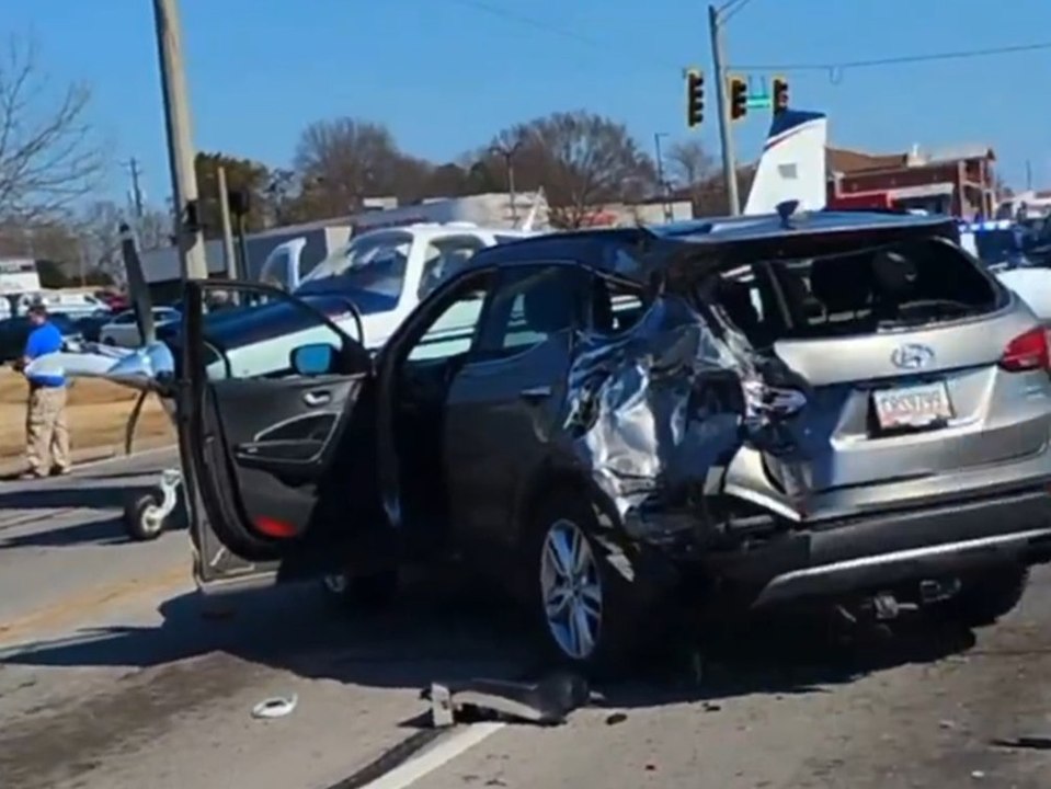 Flugzeug muss notlanden und rammt drei Autos