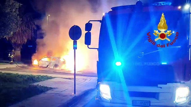 Assemini, le fiamme avvolgono un camper e un'auto: l'incendio potrebbe essere doloso