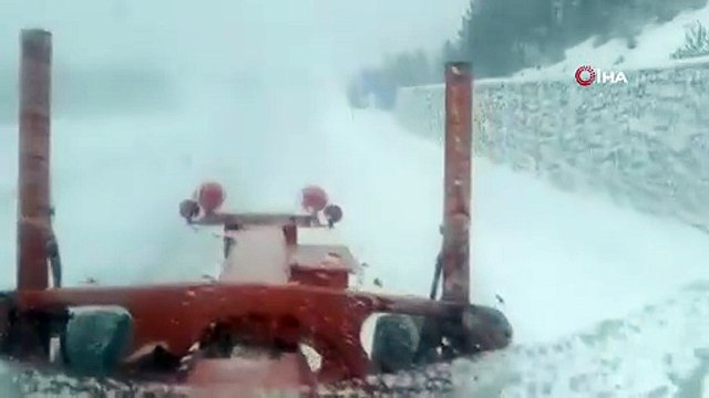 Antalya’nın bin 825 rakımlı Alacabel mevkiinde kar yağışı başladı