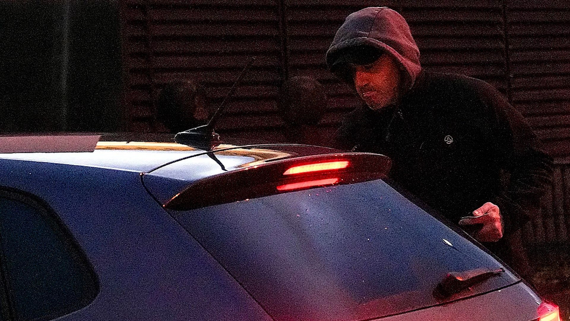 El Gobierno Vasco ha concedido al exjefe de ETA Garikoitz Aspiazu Rubina, conocido como Txeroki, un r�gimen de semilibertad de lunes a viernes, en aplicaci�n del art�culo 100.2 del Reglamento Penitenciario. Esta medida obliga al interno a regresar a dormir a prisi�n durante esos d�as y no supone la concesi�n del tercer grado.

Seg�n han informado fuentes del Departamento vasco de Justicia y Derechos Humanos a la agencia EFE, la decisi�n parte de la Junta de Tratamiento de la prisi�n de Martutene, en San Sebasti�n, que ha propuesto la aplicaci�n de esta f�rmula al considerar que el cumplimiento de la condena de Aspiazu se encuentra en una fase muy avanzada.

Desde el Departamento han subrayado que el art�culo 100.2 no implica un cambio de grado penitenciario, sino que se trata de una medida intermedia orientada a la preparaci�n para la salida definitiva de prisi�n. Este r�gimen permite a los internos salir del centro penitenciario de lunes a viernes para desarrollar actividades laborales, formativas o de reinserci�n social, con la obligaci�n de pernoctar en la c�rcel.

La aplicaci�n de este tipo de medidas est� contemplada en la normativa penitenciaria y se eval�a de forma individualizada, atendiendo a criterios t�cnicos y al estado de cumplimiento de la pena. El caso de Txeroki se enmarca dentro de estos procedimientos ordinarios de gesti�n penitenciaria.