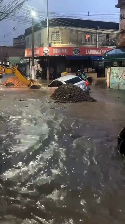 Carro caiu em uma cratera aberta no centro de Duque de Caxias após temporal