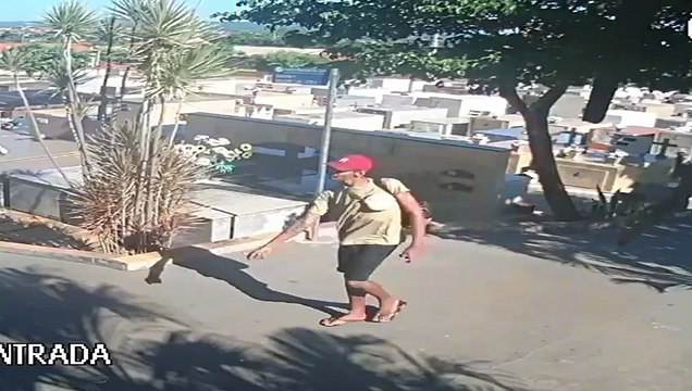Homem furta placas de túmulos no cemitério