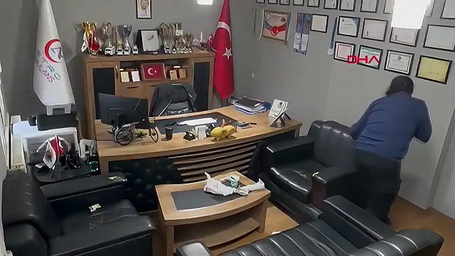 Kendi kendine yaptığı Heimlich manevrası yapıp kendi canını böyle kurtardı!