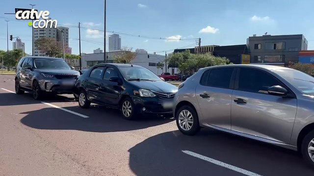 Três carros se envolvem em batida na Avenida Tancredo Neves