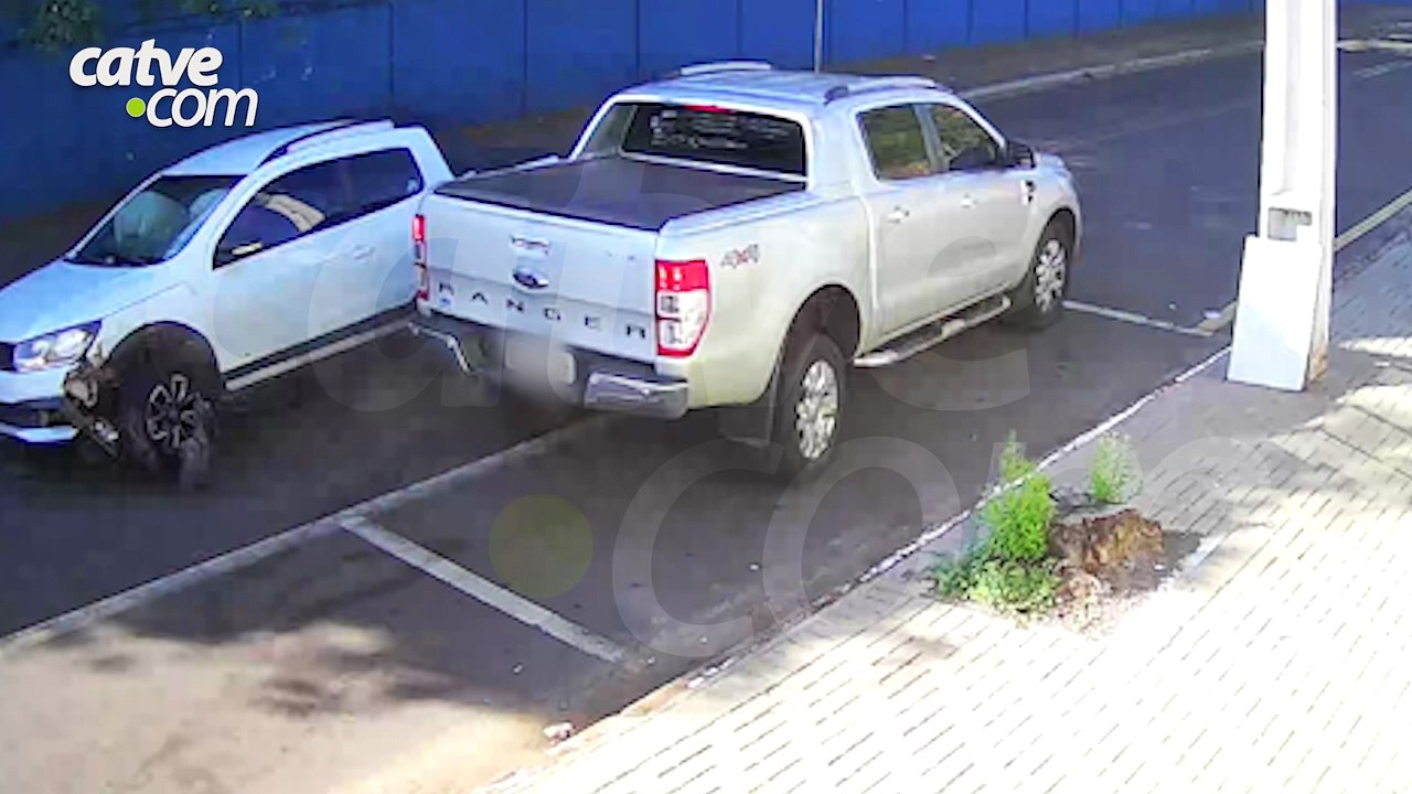 Câmera flagra acidente entre caminhonete e picape no Parque Verde