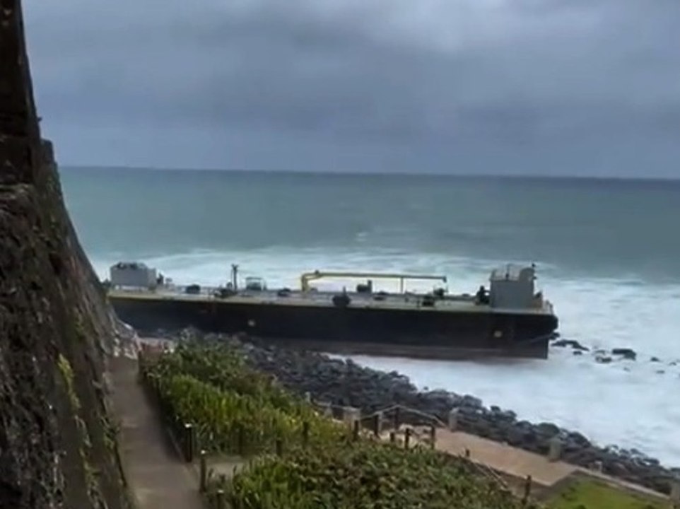 Riesen-tanker kracht an felsküste: bergung schwierig