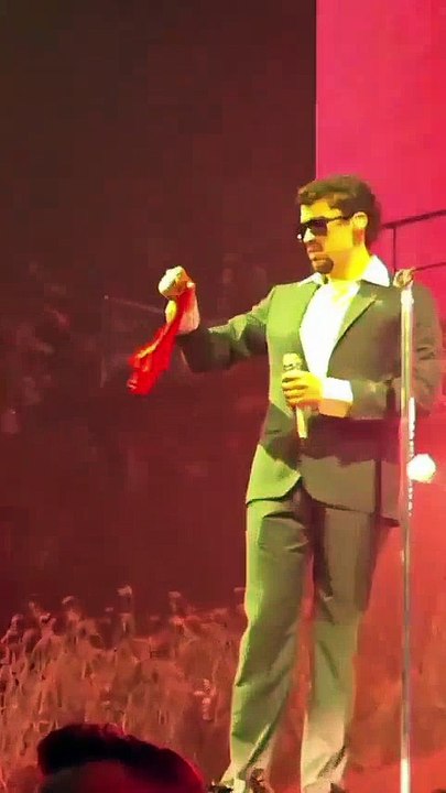 Bad Bunny konserde fırlatılan kırmızı iç çamaşırının etiketinde numara olduğunu görünce çamaşırı cebine koydu.