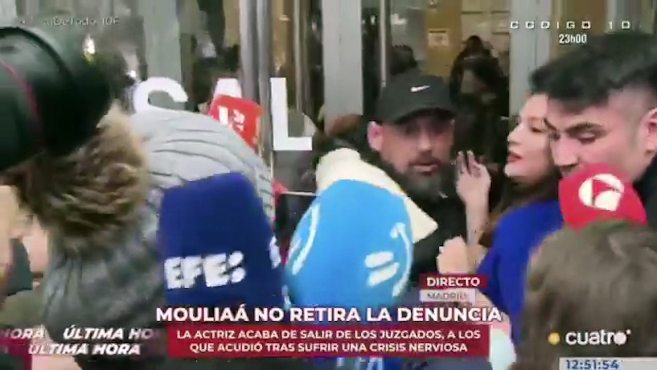 El momento más loco en la salida del juzgado de Elisa Mouliaá y un hombre cabreado como una mona: "¡Os arrollo para allá!”