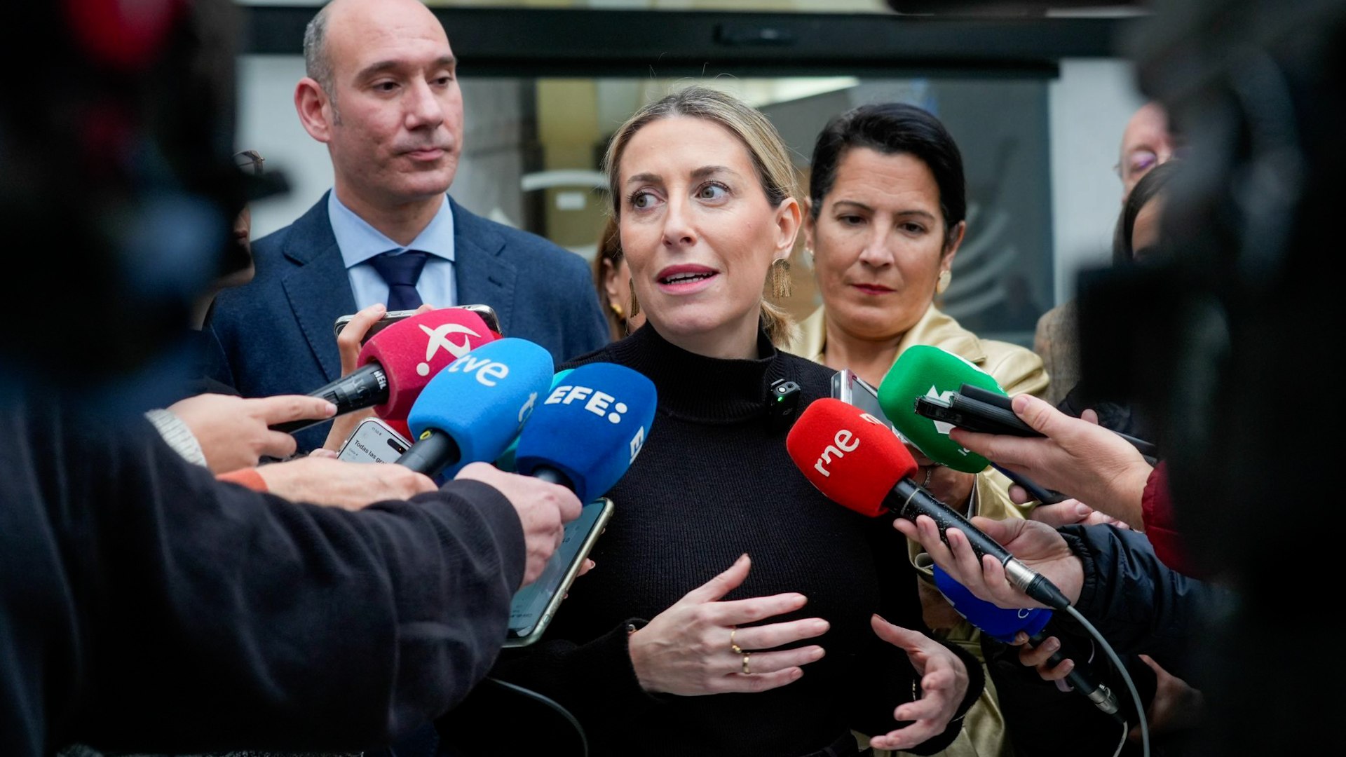 La par�lisis pol�tica en Extremadura parece haber entrado en una fase decisiva. Tras semanas de conversaciones estancadas entre el Partido Popular y Vox, la candidata a la presidencia, Mar�a Guardiola, ha confirmado su intenci�n de presentarse al debate de investidura, fijando el horizonte m�ximo para su celebraci�n el pr�ximo 3 de marzo. A pesar de no contar todav�a con los apoyos necesarios tras cerrar la ronda de contactos con el presidente de la Asamblea, Manuel Naharro, Guardiola se muestra optimista sobre la posibilidad de desbloquear la gobernabilidad regional.
La estrategia de la l�der del PP extreme�o se basa en la amplia victoria obtenida en los comicios, donde su formaci�n logr� el 43,2% de los votos y 29 diputados, frente a los 18 del PSOE y los 11 de Vox. Ante la falta de consenso actual, Guardiola ha reivindicado su posici�n: "Somos la primera fuerza pol�tica, con mucha distancia, y sumamos m�s que toda la izquierda. Me corresponde formar gobierno, ese es mi deber".
Sin embargo, el camino hacia la presidencia se ve obstaculizado por las pretensiones del partido de Santiago Abascal. Seg�n las fuentes, Vox ha exigido la entrada en el Ejecutivo con cuatro consejer�as, incluyendo una vicepresidencia, y el control de entes p�blicos como Canal Extremadura. Adem�s, reclaman cambios profundos en pol�ticas de Igualdad, LGTBI y la eliminaci�n de subvenciones a agentes sociales. Aunque ambos partidos coinciden en el 90% del programa, las desavenencias persisten en el reparto de poder en los �mbitos legislativo y ejecutivo.
A pesar de los roces previos &mdash;que ya impidieron un acuerdo para la Mesa de la Asamblea o el puesto de senador auton�mico&mdash;, Guardiola insiste en que el di�logo no est� agotado. Su objetivo es alcanzar un pacto que respete los resultados electorales: "Yo voy a trabajar para que sea factible (un acuerdo con Vox) y para que el d�a de la sesi�n de investidura podamos iniciar el camino para tener un gobierno fuerte, estable y que ofrezca resultados y mejore la vida de la gente, que es para lo que estamos aqu�".
La clave de la negociaci�n en las pr�ximas semanas ser� la representatividad de cada formaci�n. Guardiola ha sido tajante al se�alar que "tiene que ser un acuerdo proporcional". En este sentido, ha reafirmado su voluntad negociadora: "Quiero llegar a un acuerdo, tiene que ser un acuerdo proporcional y en eso estamos dispuestos a trabajar hasta el �ltimo minuto para que sea bueno para todos".
Con la cuenta atr�s activada, la presidenta en funciones afronta el reto con una mezcla de firmeza y optimismo. Ha asegurado que encara el debate "con mucha ilusi�n, con muchas ganas, con sentido de la responsabilidad, con la mano tendida, por supuesto, a la oposici�n y ofreciendo di�logo a toda la sociedad civil".
El mensaje final de Guardiola es una llamada a la acci�n para evitar una repetici�n electoral que nadie parece desear en la regi�n. "Extremadura y los extreme�os merecen tener un gobierno y yo estoy preparada para ofrec�rselo", ha aseverado, insistiendo en que su prioridad absoluta es "acabar con el bloqueo pol�tico e institucional en el que est� asumida la regi�n, porque Extremadura no puede esperar".