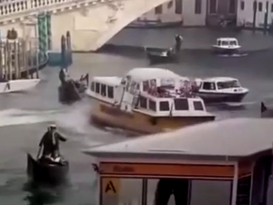 Schock in Venedig: Fähre rammt Touristengondeln