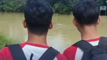 Pelajar Lampung Tengah Terjang Banjir Demi Sekolah, Video Perjuangan Mereka Viral di Media Sosial