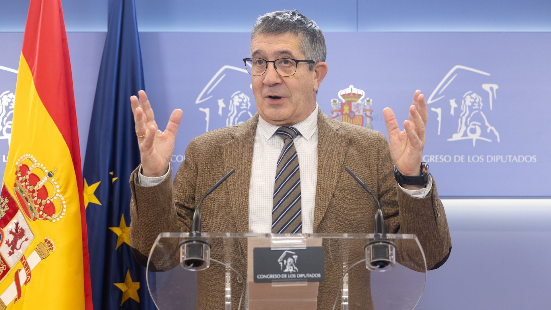 La brecha generacional e ideol�gica en el seno del Partido Socialista ha alcanzado un punto de no retorno tras las �ltimas declaraciones del expresidente Felipe Gonz�lez. En un clima de alta tensi�n interna tras los resultados electorales en Arag�n y Extremadura, el hist�rico l�der ha escenificado su ruptura con la actual direcci�n de Pedro S�nchez, anunciando que, por primera vez, no pedir� el voto para las siglas que lider� durante d�cadas si el actual presidente encabeza el cartel electoral.
Durante un encuentro en el Ateneo de Madrid, Gonz�lez ha sido tajante sobre su intenci�n de voto en las pr�ximas elecciones generales. Ante la deriva que percibe en su formaci�n, el exdirigente ha confirmado que optar�a por votar "en blanco", ya que, aunque tiene claro que no coger�a la papeleta de "ning�n partido que no sea el PSOE", no se siente representado por el proyecto actual.
La cr�tica de Gonz�lez no se ha limitado a la intenci�n de voto, sino que ha entrado en el terreno de las formas pol�ticas. El expresidente ha llegado a comparar a S�nchez con el expresidente estadounidense Donald Trump, se�alando que la controvertida definici�n de "el puto amo" &mdash;t�rmino empleado originalmente por el ministro �scar Puente&mdash; sirve para describir a ambos mandatarios. Asimismo, ha denunciado una "ausencia total de autocr�tica" tanto en el PSOE como en el PP tras los �ltimos comicios, mostr�ndose sorprendido por el hecho de que "la gente no se pare a pensar lo que est� pasando".
La respuesta de Ferraz no se ha hecho esperar. El portavoz del PSOE en el Congreso, Patxi L�pez, ha comparecido para marcar distancias con la figura del expresidente, admitiendo con amargura que le da "mucha pena" ver c�mo Gonz�lez ha dejado de ser una gu�a para los militantes socialistas. L�pez ha sido especialmente duro al afirmar que el exl�der ha pasado a ser, parad�jicamente, una "referencia para la derecha de este pa�s".
Haciendo uso de la iron�a y recurriendo a la historia del partido, el portavoz replic� a las cr�ticas sobre el liderazgo de S�nchez. Evocando el apodo de "Dios" que Txiki Benegas otorg� en su d�a a Gonz�lez, L�pez sentenci�: "Y que Dios ataque al puto amo, me parece que no hay por d�nde cogerlo". Lejos de aceptar la visi�n cr�tica del expresidente, L�pez ha blindado la figura de S�nchez, defendiendo que "no s�lo es el referente de la izquierda en Espa�a, sino en el mundo" y calific�ndolo como "La voz m�s valiente".
A pesar de su evidente desencanto, Felipe Gonz�lez ha descartado abandonar su militancia, lanzando un dardo impl�cito a la gesti�n de Pedro S�nchez: "Si alguien quiere dejar el PSOE, que lo deje el que lo destroce". El expresidente sostiene que su v�nculo permanece con un modelo de partido que ha perdido su "vocaci�n de mayor�as", una esencia que, a su juicio, se ha desdibujado en la etapa actual.
Esta crisis de identidad socialista se produce en un momento cr�tico, con la mirada puesta en unas elecciones generales que, seg�n Gonz�lez, podr�an replicar lo sucedido en las auton�micas. Mientras la vieja guardia reclama una vuelta a las esencias, la direcci�n actual reafirma su autonom�a, subrayando que "desde hace mucho tiempo" las opiniones de figuras como Gonz�lez han dejado de marcar el rumbo de la calle Ferraz.