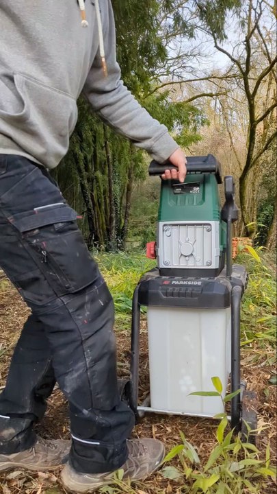 Remplacement de la contre-lame sur un broyeur Parkside PWH 2800 B2