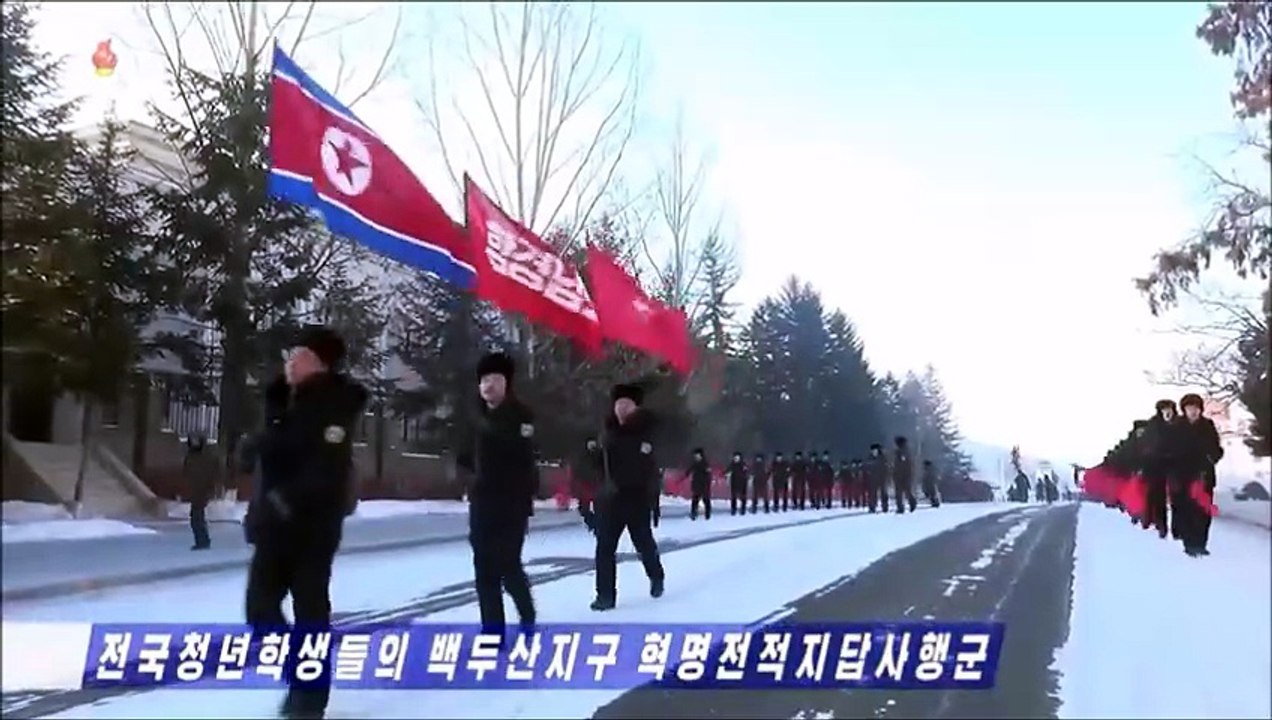 Realizado ato de partida da caravana dos jovens estudantes de todo o país pelos locais de batalha revolucionária da zona do monte Paektu