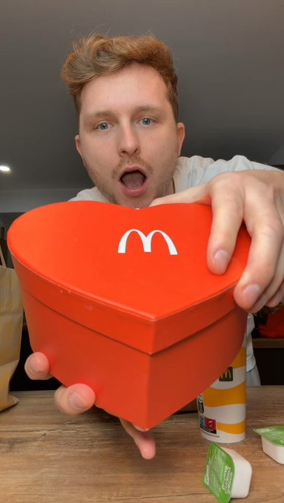 Menu Caviar Saint-Valentin de chez McDo 😍✨Une boîte de 20 nuggets, une boîte de caviar, 3 sauces Deluxe, 2 boissons et 5 mini beignets aux fruits rouges 😱🔥La vraie question, c’est… qui aura le dernier beignet ? 👀✨