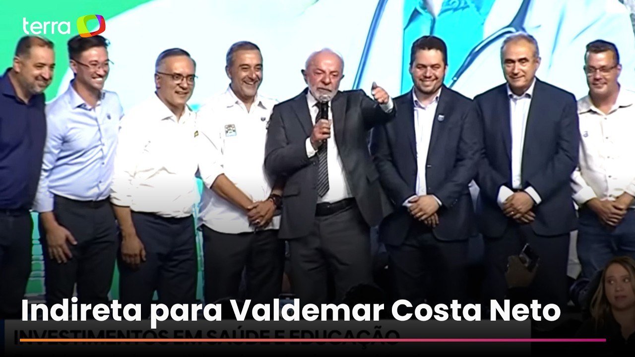 Lula posa para foto ao lado de prefeitos do PL e brinca: ‘Presidente do partido vai bater neles’