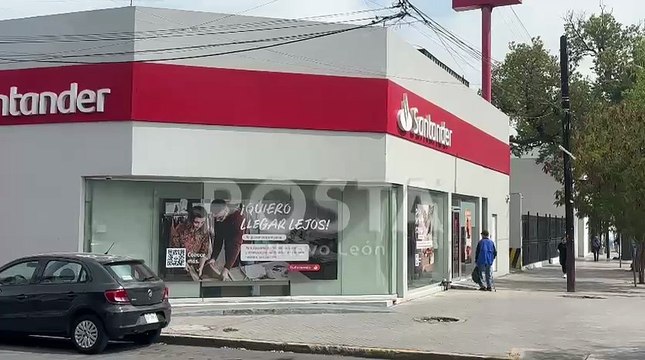 Hombres armados asaltan a cliente y le roban 90 mil pesos afuera de banco en Monterrey