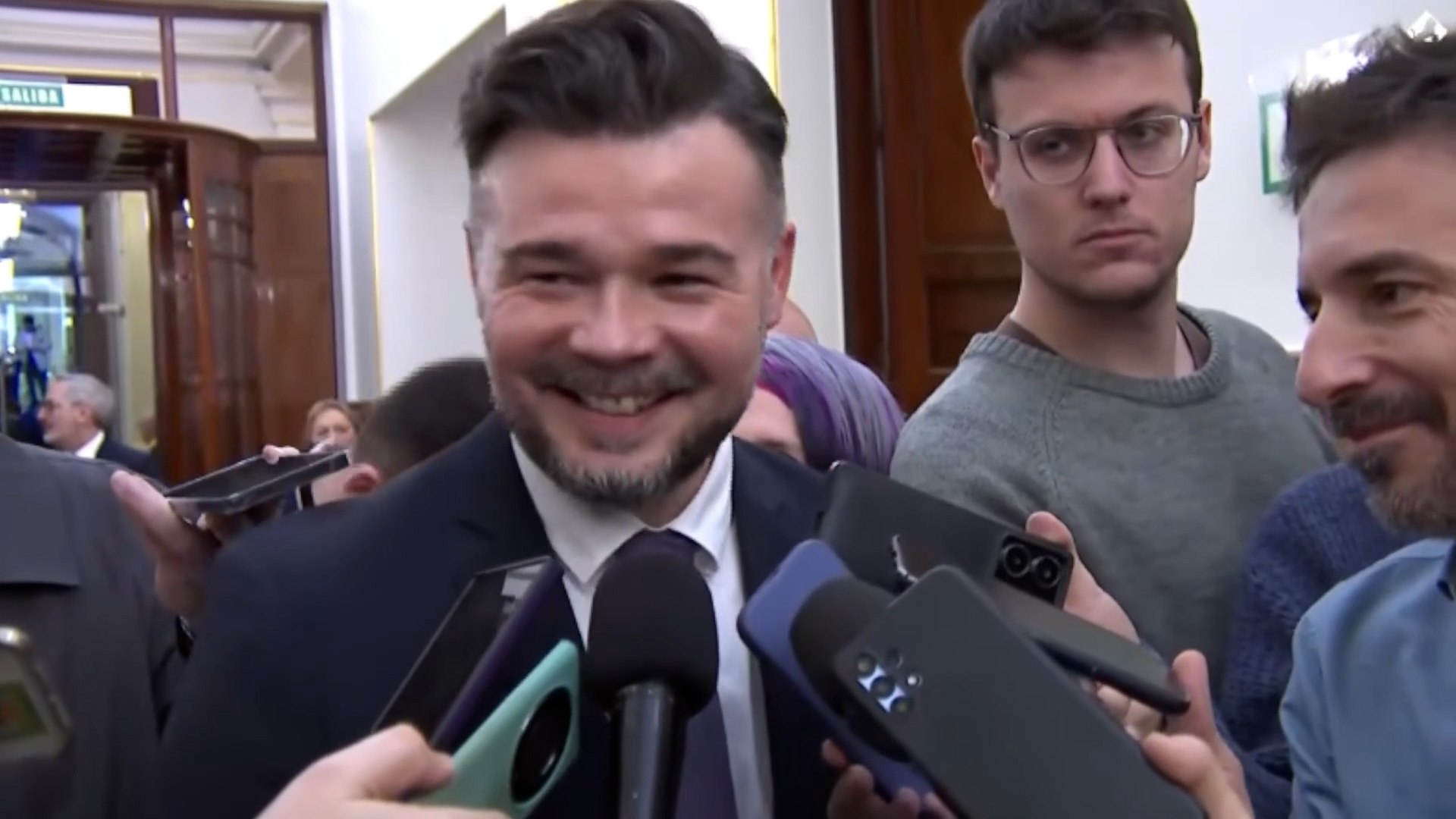 El escenario pol�tico espa�ol se encuentra en plena ebullici�n tras los recientes resultados electorales en comunidades como Extremadura y Arag�n, y la respuesta desde el bloque soberanista no se ha hecho esperar. Gabriel Rufi�n, portavoz de ERC en el Congreso, ha lanzado una propuesta para articular un "frente amplio" de izquierdas que aglutine a fuerzas independentistas y nacionalistas con el objetivo de contener el avance de PP y Vox. Para el dirigente catal�n, la inacci�n en este momento es inasumible: "algo hay que hacer porque sino nos comen por los pies".
Uno de los pilares fundamentales de esta iniciativa es el respeto a la identidad de cada formaci�n. Rufi�n ha insistido de forma reiterada en que "jam�s" ha planteado que "nadie tuviera que renunciar a sus siglas". Desde su perspectiva, la situaci�n de emergencia pol�tica obliga a buscar alianzas transversales, ya que, "frente a lo que viene", en alusi�n al crecimiento de la derecha y la ultraderecha, "no basta con nuestras siglas".
En el caso concreto de Esquerra Republicana, el portavoz ha puesto en valor su legado hist�rico, subrayando que "ERC tiene unas siglas centenarias" y que, por tanto, "ser�a una locura renunciar a ellas". Este proyecto de unidad buscar�a que las fuerzas "soberanistas, independentistas, nacionalistas y autodeterministas" tomen la iniciativa, evitando que este tipo de coaliciones sean lideradas por "partidos de Madrid". En este marco, Rufi�n ha dejado claro que el "derecho a la autodeterminaci�n" sigue siendo un principio irrenunciable y "sagrado".
A pesar del revuelo causado por su propuesta, Rufi�n ha evitado postularse para liderar este hipot�tico frente. Ante las preguntas sobre qui�n deber�a encabezar el proyecto, el portavoz fue tajante al se�alar que "el 'qu�' se lo dejo a gente que es much�simo m�s inteligente que yo y, sobre todo, que manda m�s que yo". Adem�s, lanz� una cr�tica velada a los personalismos en pol�tica: "Hay dos maneras muy f�ciles de detectar un idiota. La primera es que hable de �l en tercera persona. La segunda es que se postule sobre algo. Yo si me tengo que ir a casa esta tarde, me voy para casa".
Rufi�n tambi�n ha defendido su labor parlamentaria como una herramienta de utilidad para el independentismo, afirmando que "Representar a alguien de Algeciras a m� no me hace menos catal�n ni menos independentista, me hace m�s normal y m�s �til. Y quien quiera lo contrario, creo que se equivoca".
Aunque su propuesta ha sido recibida con frialdad por su propio partido y rechazada por formaciones como EH Bildu o el BNG, Rufi�n no desiste. El portavoz admite que, aunque pueda tener "un 0 % de apoyo pol�tico", est� convencido de que cuenta con "un porcentaje mucho m�s alto de apoyo popular".
Asimismo, ha dado la bienvenida a otros movimientos de unidad en la izquierda, como el proyecto que integran Sumar e IU, se�alando que "ser�a un cafre por mi parte si estuviera diciendo durante meses que hay que unirse y hacer alguna cosa, y rajar de los que se unen". En �ltima instancia, su llamamiento se basa en la responsabilidad hist�rica de las fuerzas de izquierda, advirtiendo que, ante el avance de la derecha, "ser�a negligente no hacerlo".