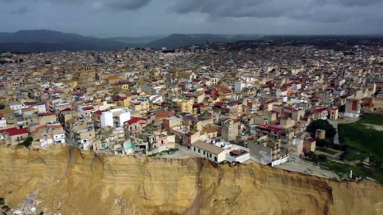 🌧️⛰️ La ville sicilienne de Niscemi se retrouve au bord d’une falaise après de fortes pluies ayant provoqué un glissement de terrain massif, mettant en danger des centaines d’habitations.
