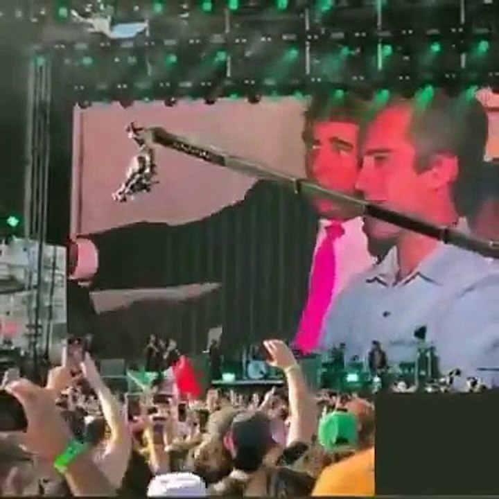 🇺🇸🎸 Le groupe Dropkick Murphys diffuse des vidéos de Donald Trump et de Jeffrey Epstein pendant ses concerts en live. 🎥🔥