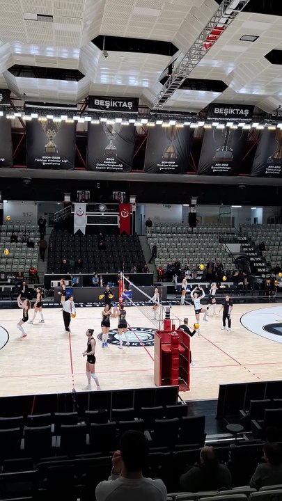 Siyah Beyaz Bize Emanet - Beşiktaş v Zeren Spor - Vodafone Sultanlar Ligi 21. Hafta