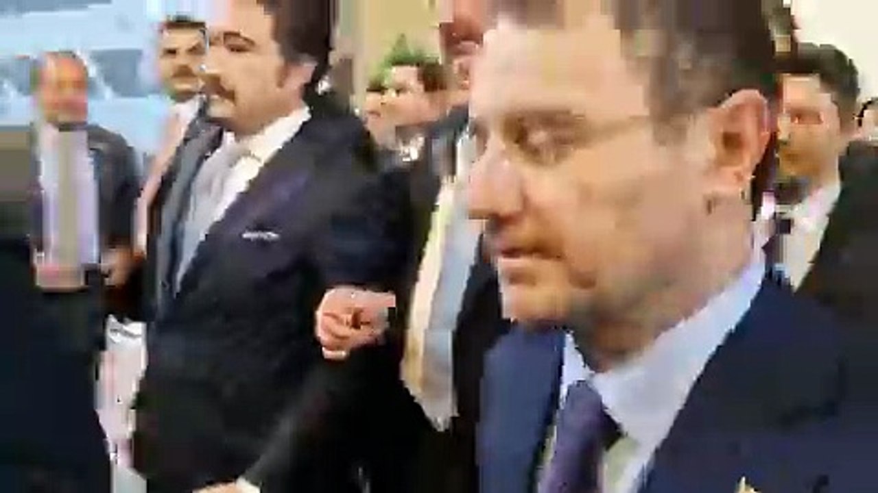 AKP Grup Başkanvekili Bahadır Yenişehirlioğlu, elini Meclis'te yemin eden Adalet Bakanı Akın Gürlek'in omzundan ayırmadı